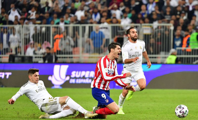 Federico Valverde (belakang) saat melakukan takling keras kepada Alvaro Morato yang berbuah kartu merah untuknya dalam final Piala Super Spanyol 2020 di Jeddah, Senin (13/1/2020) dini hari. (EPA/MIRROR)